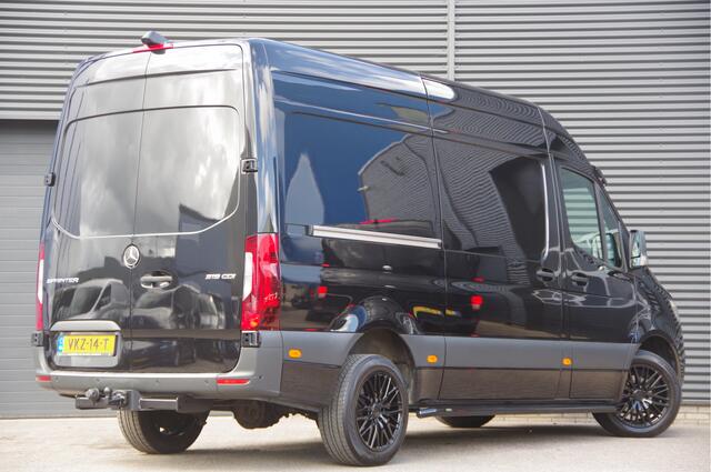 Mercedes-Benz SPRINTER 319 3.0 CDI V6 L2H2 AUT. LED, 2X SCHUIFDEUR, 3.5T TREKHAAK, 360 CAMERA, MBUX 10'', LEDER, CRUISE, CLIMA, PARKEERSENSOREN, 18'' LM WIELEN, SIDEBARS, VOORSPOILER, ZONNEKLEP