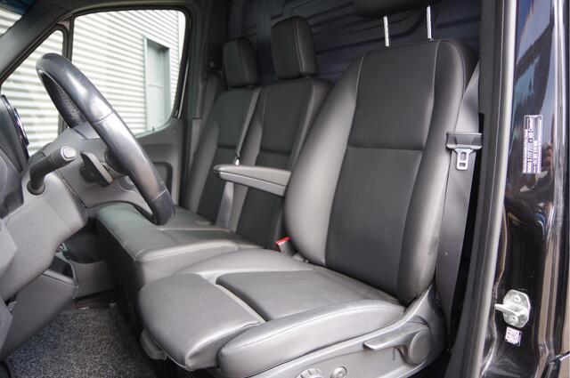 Mercedes-Benz SPRINTER 319 3.0 CDI V6 L2H2 AUT. LED, 2X SCHUIFDEUR, 3.5T TREKHAAK, 360 CAMERA, MBUX 10'', LEDER, CRUISE, CLIMA, PARKEERSENSOREN, 18'' LM WIELEN, SIDEBARS, VOORSPOILER, ZONNEKLEP