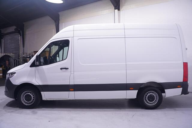 Mercedes-Benz SPRINTER 317 CDI 170 pk L2H2 Camera, Apple Carplay Cruise Control, Airco, Opstap achter, 3-Zits