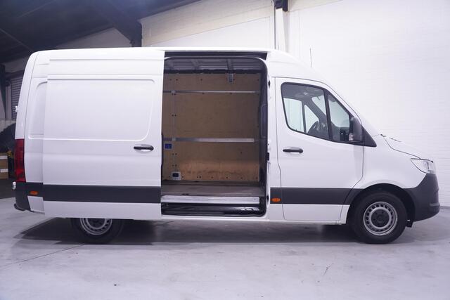 Mercedes-Benz SPRINTER 317 CDI 170 pk L2H2 Camera, Apple Carplay Cruise Control, Airco, Opstap achter, 3-Zits