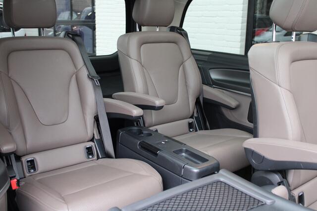 Mercedes-Benz V-KLASSE 300d / AMG / Exclusive / Luchtvering / 6-Persoons / Panorama / Vol Opties / NIEUWSTAAT