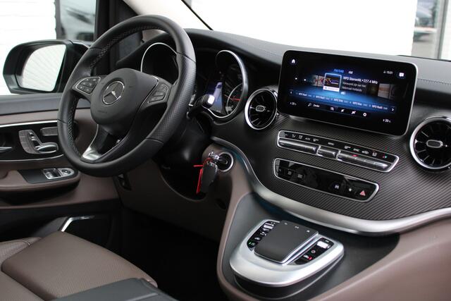 Mercedes-Benz V-KLASSE 300d / AMG / Exclusive / Luchtvering / 6-Persoons / Panorama / Vol Opties / NIEUWSTAAT
