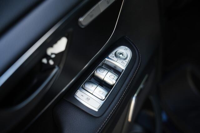 Mercedes-Benz V-KLASSE 250d 191 pk 4-MATIC Lang Avantgarde AMG-Sportpakket / 7-Zitter/ Marge-Auto/ NL-Auto/ 1-Eigenaar/ Burmester/ 360-Camera/ Trekhaak/ LED-Koplamp/ 18'' LMV