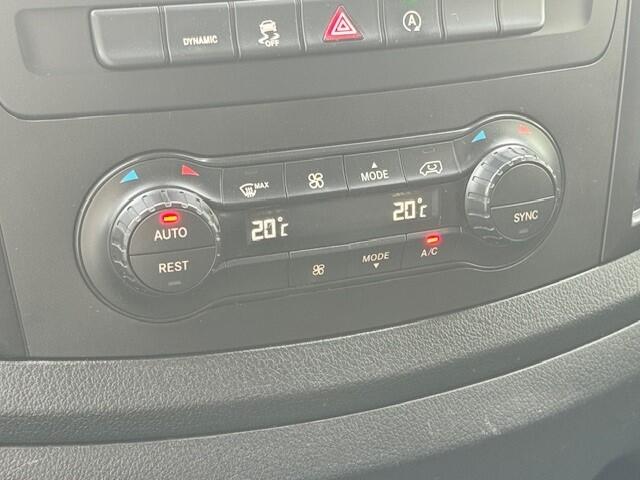 Mercedes-Benz VITO 114 CDI Lang l Trekhaak l Becker MAP Pilot l Camera l LED intelligent l Comfortstoelen voor best. + bijrijder l Airco l Houten vloer l THERMOTRONIC l LM velgen l Dakrails l Tussenschot l