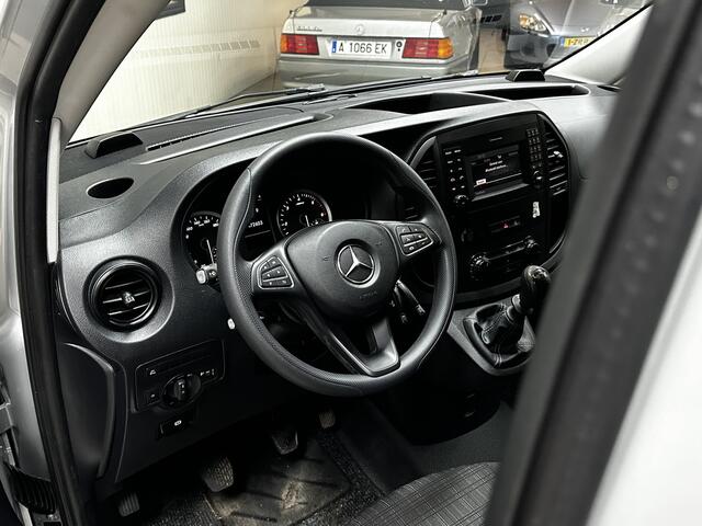 Mercedes-Benz VITO 110 CDI Lang/ Zij-Schuifdeur Rechts/ Trekhaak/ Imperiaal/ Camera/ Airco/ Navi/ Cruise/ Bluetooth/ Multi.Stuur/ Elek.Pakket/ Armsteun/ PDC Achter.
