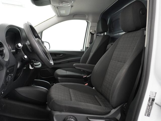 Mercedes-Benz VITO 2.2D 136PK AUT-7 XL Navi Camera Airco Cruise Control Bluetooth Licht-/regensensor 114CDI Extra Lang Betonplex Vloer Wandbetimmering Schuifdeur links Parkeer-assistent 1e Eigenaar Euro 6 2.000kg trekvermogen!