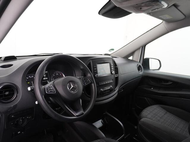 Mercedes-Benz VITO 2.2D 136PK AUT-7 XL Navi Camera Airco Cruise Control Bluetooth Licht-/regensensor 114CDI Extra Lang Betonplex Vloer Wandbetimmering Schuifdeur links Parkeer-assistent 1e Eigenaar Euro 6 2.000kg trekvermogen!