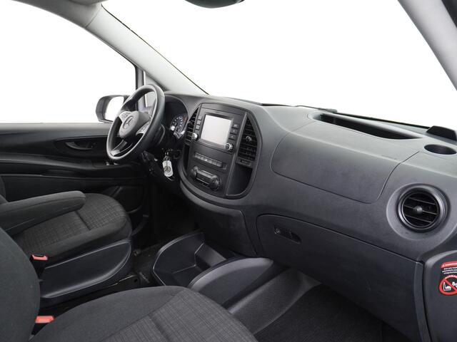 Mercedes-Benz VITO 2.2D 136PK AUT-7 XL Navi Camera Airco Cruise Control Bluetooth Licht-/regensensor 114CDI Extra Lang Betonplex Vloer Wandbetimmering Schuifdeur links Parkeer-assistent 1e Eigenaar Euro 6 2.000kg trekvermogen!