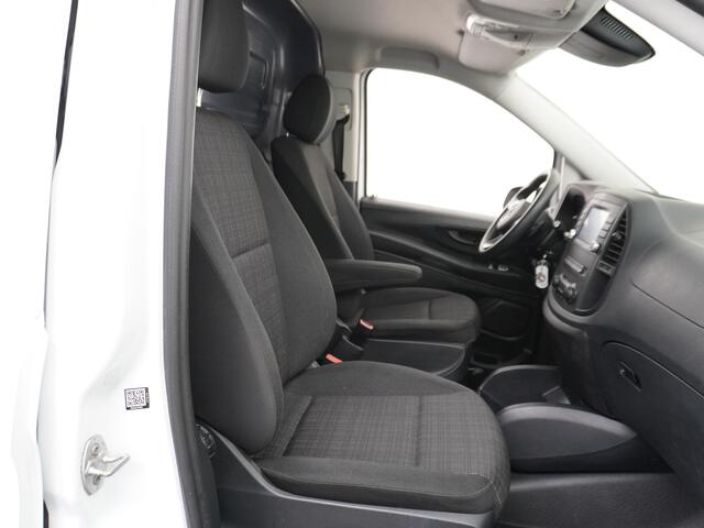 Mercedes-Benz VITO 2.2D 136PK AUT-7 XL Navi Camera Airco Cruise Control Bluetooth Licht-/regensensor 114CDI Extra Lang Betonplex Vloer Wandbetimmering Schuifdeur links Parkeer-assistent 1e Eigenaar Euro 6 2.000kg trekvermogen!