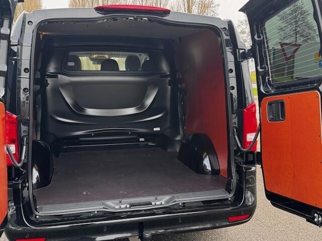 Mercedes-Benz VITO 119 CDI L3 Sportpakket l Dubbel Cabine l 4 x 4 l AIRMATIC l 360 gr Camera l 2,5t AHW | DISTRONIC | gewicht l MBUX l LEDER l Stoelverwarming l 2 x Schuifdeuren l