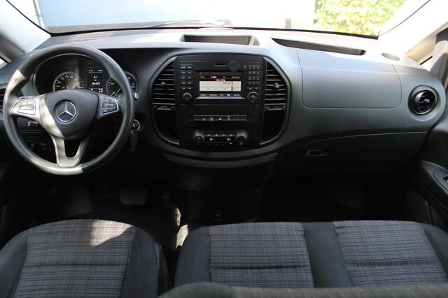 Mercedes-Benz VITO 116 CDI Extra Lang DC Comfort 6 Persoons | Incl. 12 maanden Garantie | Trekhaak | Achteruitrijcamera | Parkeersensoren V+A | Cruise controle | Navigatie | Climate controle | Schakelmogelijkheid aan stuurwiel | Getinte ramen | Sidebar | Dakrails |