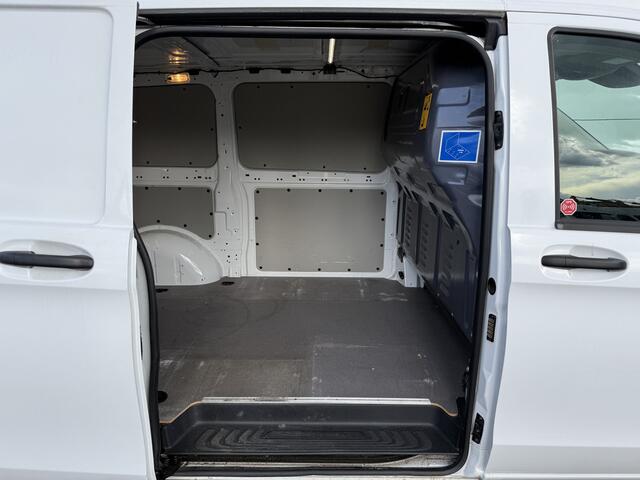 Mercedes-Benz VITO 114 2.1 CDI Automaat L2H1 LED Climate Control Cruise Control Lane Assist Navigatie Camera Parkeersensoren voor achter