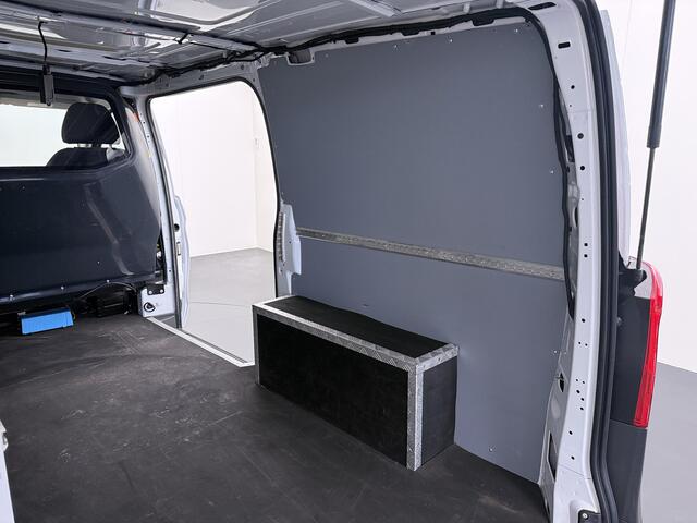 Mercedes-Benz VITO 114CDI 136pk AUT-7 Lang Trekhaak Euro-6 Airco Cruise Control Bluetooth Lane Asist Pdc Betonplex Vloer Wandbetimmering Kast inbouw Achter+Geblindeerde-Raam Schuifdeur 1e Eigenaar 2.000KG Trekgewicht Nette Bus!