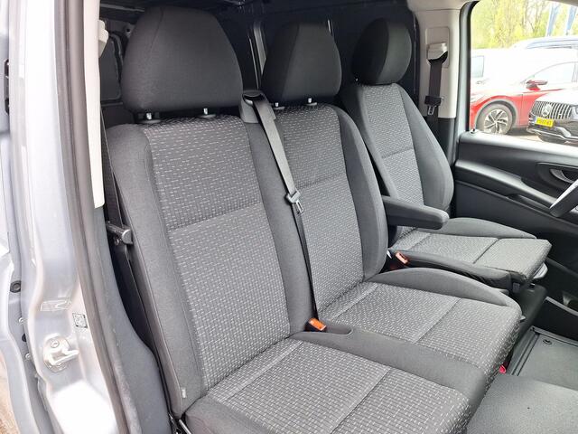Mercedes-Benz VITO eVito 112 L2 60 kWh | Achteruitrijcamera | Dodehoekassistentie | Stoelverwarming Bestuurdersstoel | Tweezits Bijrijdersbank | Spoorassistent