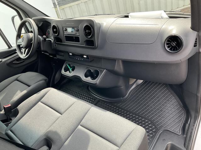 Mercedes-Benz eSprinter 55kWh 3-Pers L2H2 Snellader Camera Hoog Lang Stoelverwarming 3 zits