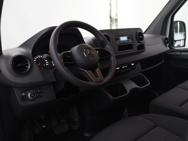 Mercedes-Benz eSprinter L2 H2 | 55 kWh | ACHTERUITRIJCAMERA | STOELVERWARMING | AIRCO | DAB+ RADIO | COMPLETE LAADRUIMTE BETIMMERING | OPSTAP TOT LAADRUIMTE | STOEL - STOEL COMFORT