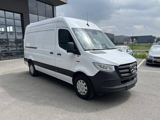 Mercedes-Benz eSprinter 320 L2 H2 Pro 81kWh / Snel laden 115Kw / Trekhaak / MBUX / Navigatie / Camera / Cruise control / Airco / 270 Graden achterdeuren