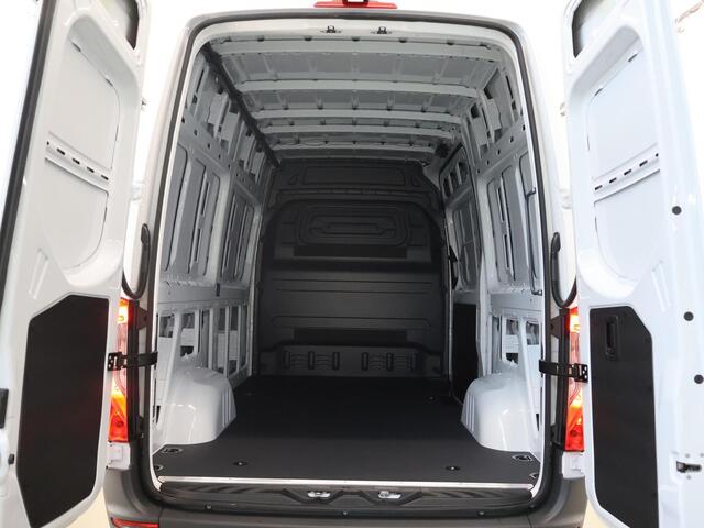 Mercedes-Benz eSprinter 314 L2 H2 PRO | 56 kWh | 100% elektrisch | Parkeerpakket met achteruitrijcamera | 2000kg Trekhaak | 115Kw/u DC Snelladen | Smartphone integratie pakket | Carplay | Camera | Comfort bestuurdersstoel |