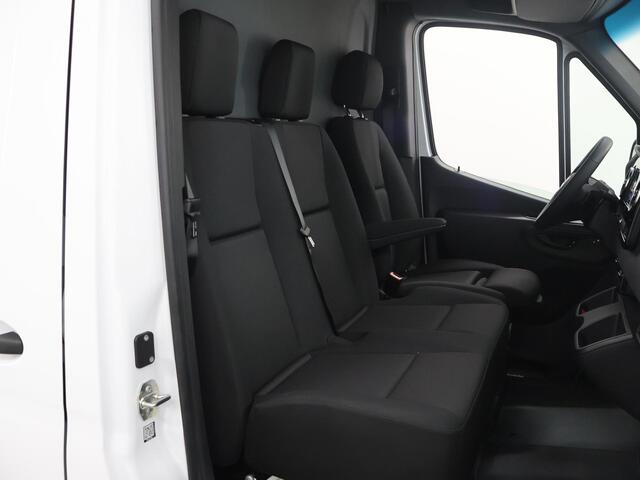 Mercedes-Benz eSprinter 414 L2 H2 RWD PRO 81kWh | TREKHAAK | STOELVERWARMING | CARPLAY / ANDROID AUTO | STANDKACHEL | OPSTAP TOT ACHTERDEUREN | DODEHOEKDETECTIE | 3-ZITS | 115 KW SNELLADEN | ACHTERUITRIJCAMERA