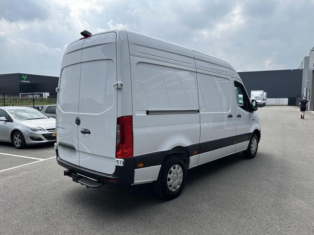 Mercedes-Benz eSprinter 320 L2 H2 Pro 81kWh / Snel laden 115Kw / Trekhaak / MBUX / Navigatie / Camera / Cruise control / Airco / 270 Graden achterdeuren .