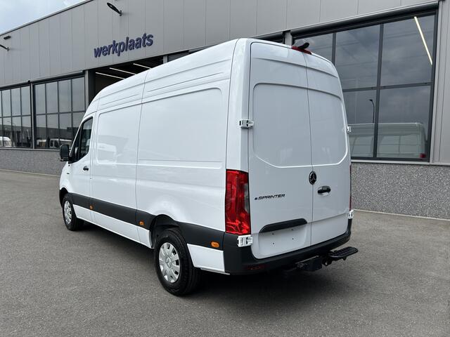 Mercedes-Benz eSprinter 320 L2 H2 Pro 81kWh / Snel laden 115Kw / Trekhaak / MBUX / Navigatie / Camera / Cruise control / Airco / 270 Graden achterdeuren .