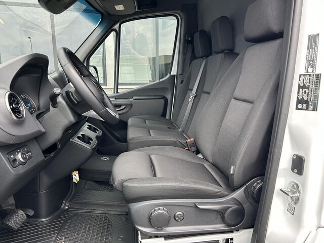 Mercedes-Benz eSprinter 320 L2 H2 Pro 81kWh / Snel laden 115Kw / Trekhaak / MBUX / Navigatie / Camera / Cruise control / Airco / 270 Graden achterdeuren .