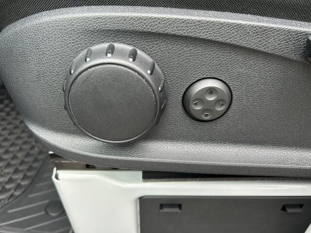 Mercedes-Benz eSprinter 320 L2 H2 Pro 81kWh / Snel laden 115Kw / Trekhaak / MBUX / Navigatie / Camera / Cruise control / Airco / 270 Graden achterdeuren .