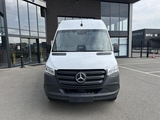 Mercedes-Benz eSprinter 320 L2 H2 Pro 81kWh / Snel laden 115Kw / Trekhaak / Parkeersensoren / MBUX / Navigatie / Camera / Cruise control / Airco / 270 Graden achterdeuren