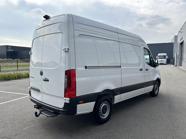 Mercedes-Benz eSprinter 320 L2 H2 Pro 81kWh / Snel laden 115Kw / Trekhaak / Parkeersensoren / MBUX / Navigatie / Camera / Cruise control / Airco / 270 Graden achterdeuren