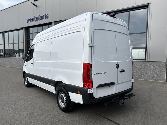 Mercedes-Benz eSprinter 320 L2 H2 Pro 81kWh / Snel laden 115Kw / Trekhaak / Parkeersensoren / MBUX / Navigatie / Camera / Cruise control / Airco / 270 Graden achterdeuren