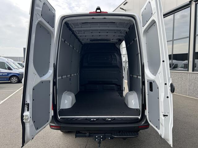 Mercedes-Benz eSprinter 320 L2 H2 Pro 81kWh / Snel laden 115Kw / Trekhaak / Parkeersensoren / MBUX / Navigatie / Camera / Cruise control / Airco / 270 Graden achterdeuren