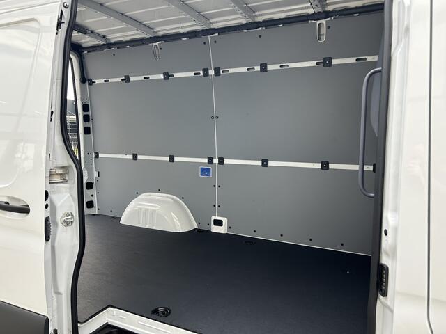 Mercedes-Benz eSprinter 320 L2 H2 Pro 81kWh / Snel laden 115Kw / Trekhaak / Parkeersensoren / MBUX / Navigatie / Camera / Cruise control / Airco / 270 Graden achterdeuren