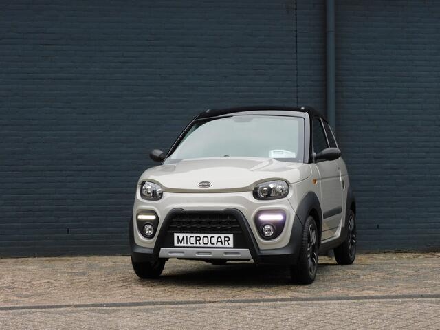 Microcar M.GO Brommobiel 6 White TOPSTAAT! ACHTERUITRIJCAMERA! PARKEERSENSOREN! BLUETOOTH!