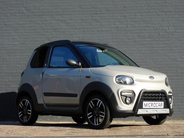 Microcar M.GO Brommobiel 6 White TOPSTAAT! ACHTERUITRIJCAMERA! PARKEERSENSOREN! BLUETOOTH!