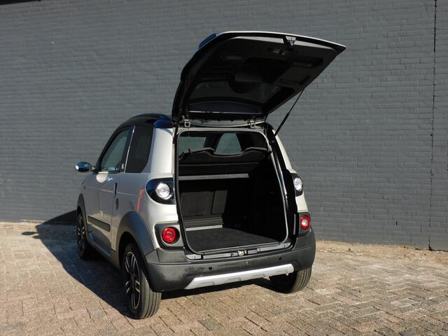 Microcar M.GO Brommobiel 6 White TOPSTAAT! ACHTERUITRIJCAMERA! PARKEERSENSOREN! BLUETOOTH!