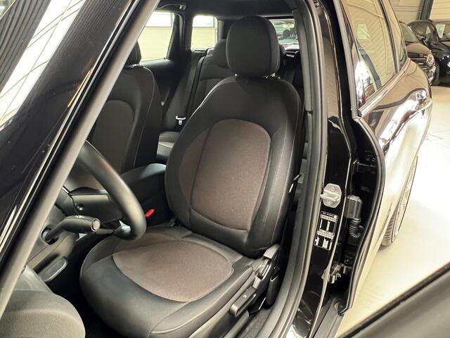 Mini CLUBMAN Mini 1.5 One Blackyard Turbo 102 PK / Airco / Groot Scherm / 17" Gray Spoke Velg / Park Sensors / Licht Pakket / 1e Eigenaar!