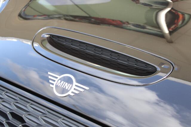 Mini CLUBMAN JCW ALL4 Chili Panoramadak / Comfortstoelen / Comfort Access / Achteruitrijcamera / Harman-Kardon / Stoelverwarming / Active Cruise Control