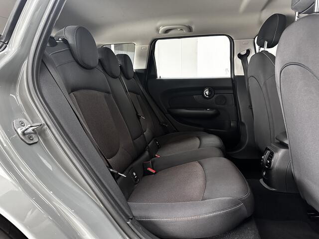Mini CLUBMAN 1.5 One Pepper/ 17'' LMV/ Stoelverw./ Keyless/ Clima/ Cruise/ Elek. pakket/ Isofix/ Bluetooth/ Armsteun/ Multi. LEDER. Stuur/ Mistl./ PDC/ Chroom/ LED Dagrijverl.