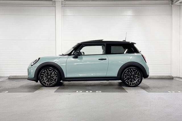 Mini COOPER C | Favoured Trim | Pakket M | 18" Night Flash Spoke 2-tone