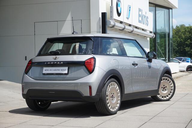 Mini COOPER Mini 1.5 C Essential Driving Assistant | 18 inch JCW | Apple CarPlay | Navigatie