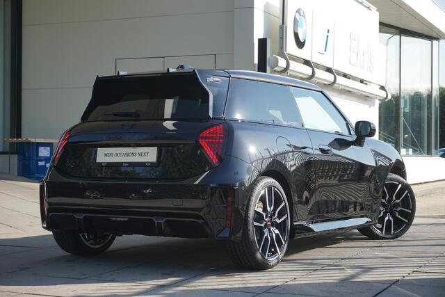 Mini COOPER 3-deurs E John Cooper Works Uitvoering | Pakket XL | 18 inch JCW Lap Spoke 2-tone | Glazen panoramadak | Elektrisch verstelbare stoelen
