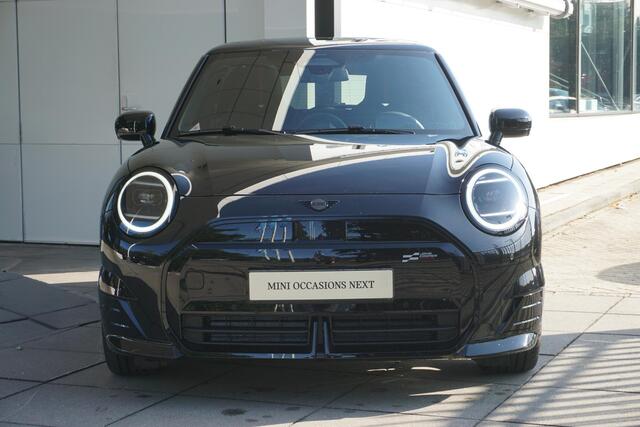 Mini COOPER 3-deurs E John Cooper Works Uitvoering | Pakket XL | 18 inch JCW Lap Spoke 2-tone | Glazen panoramadak | Elektrisch verstelbare stoelen