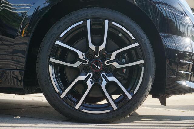 Mini COOPER 3-deurs E John Cooper Works Uitvoering | Pakket XL | 18 inch JCW Lap Spoke 2-tone | Glazen panoramadak | Elektrisch verstelbare stoelen