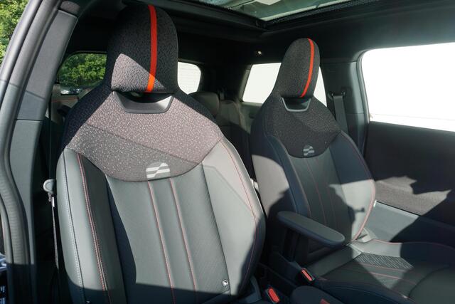 Mini COOPER 3-deurs E John Cooper Works Uitvoering | Pakket XL | 18 inch JCW Lap Spoke 2-tone | Glazen panoramadak | Elektrisch verstelbare stoelen
