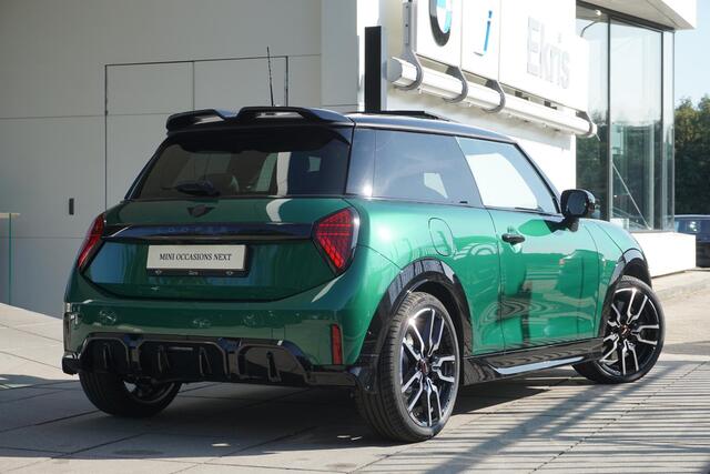 Mini COOPER 3-deurs C John Cooper Works Uitvoering | Pakket XL | 18 inch JCW Lap Spoke 2-tone | Glazen panoramadak | Elektrisch verstelbare stoelen