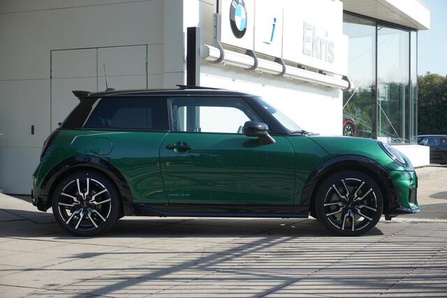 Mini COOPER 3-deurs C John Cooper Works Uitvoering | Pakket XL | 18 inch JCW Lap Spoke 2-tone | Glazen panoramadak | Elektrisch verstelbare stoelen