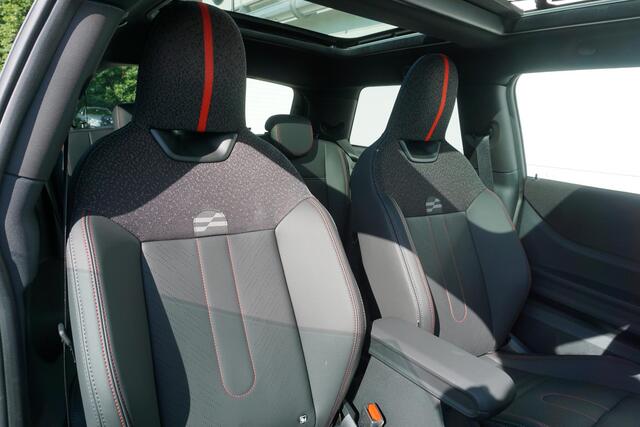 Mini COOPER 3-deurs C John Cooper Works Uitvoering | Pakket XL | 18 inch JCW Lap Spoke 2-tone | Glazen panoramadak | Elektrisch verstelbare stoelen