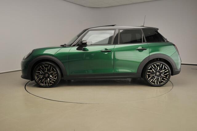 Mini COOPER 5-deurs C Automaat / Pakket M / Panoramadak / JCW stoelen / Head-up / Park assist / Alu wielen 18 inch