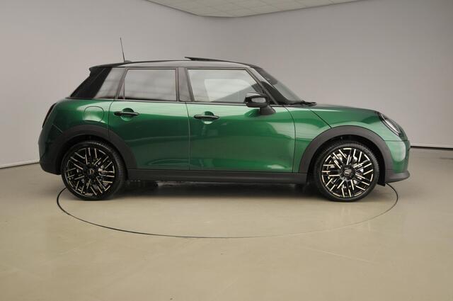 Mini COOPER 5-deurs C Automaat / Pakket M / Panoramadak / JCW stoelen / Head-up / Park assist / Alu wielen 18 inch