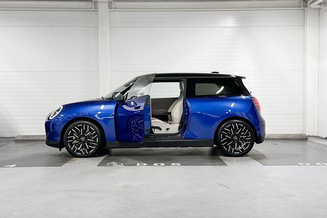 Mini COOPER E | Favoured Uitvoeruing | Pakket M | 18" Night Flash Spoke